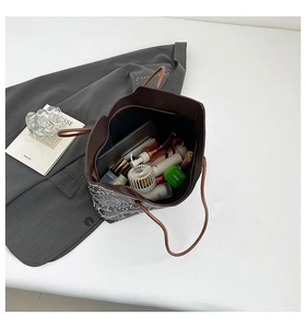 Vista dall'alto della grande borsa tote con spazio per tablet e trucchi