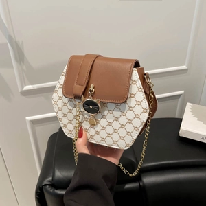Sac bandoulière tendance bicolore avec pendentif chat et rabat en cuir marron chic