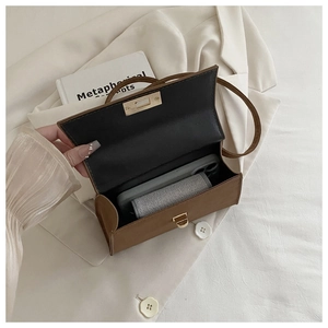 Detailansicht der braunen PU-Ledertasche mit Platz für Smartphone und Lippenstift