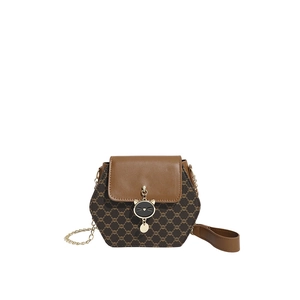 Sac bandoulière hexagonal à motif monogramme brun, rabat en cuir et breloque chat