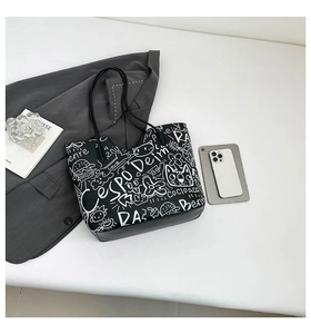 Vista piatta di una grande borsa tote con stampa graffiti e accessori moda chic