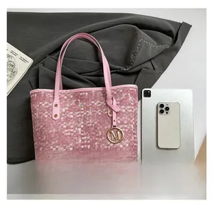 Sac fourre-tout rose tressé avec charm M et vue détaillée de la taille avec tablette