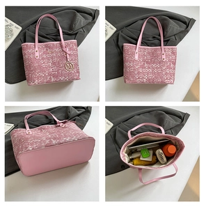 Détails du sac cabas rose à motif pixels avec intérieur spacieux et pendentif en métal M