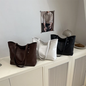 Minimalist large-capacity tote bag with geometric stitching in brown, white and black