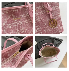 Détails du sac cabas à carreaux roses avec fermeture éclair et pendentif doré