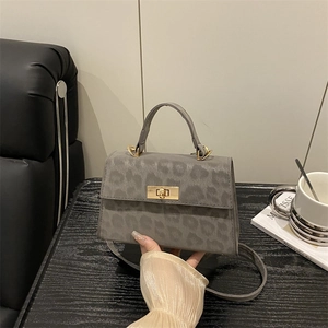 Graue Trapez-Handtasche mit Leopardenmuster, Goldschnalle und Schultergurt