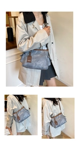 Détail du sac bandoulière gris texturé avec bordure en cuir marron et étiquette