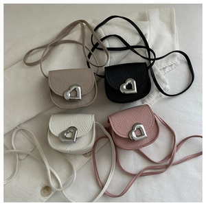 Vue de dessus des mini sacs bandoulière avec fermoir cœur en beige, noir, blanc et rose