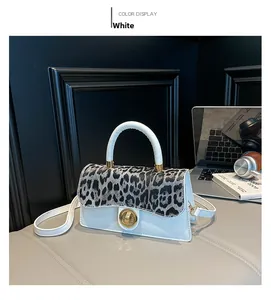 Detail der weißen Lederhandtasche mit Leopardenmuster-Klappe und goldener Metallschließe
