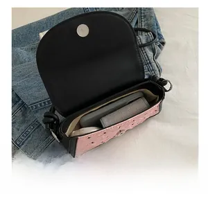 Vue de dessus du sac contrasté rose montrant la capacité intérieure pour portable et maquillage