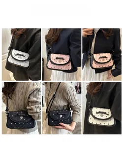 Détails du nœud et pendentif cœur sur des sacs matelassés en noir, blanc et rose élégants