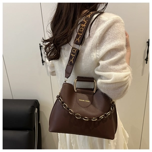 Borsa in pelle marrone con catena in metallo spessa e tracolla larga a motivo geometrico