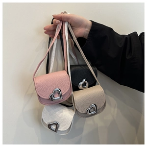 Detail der Mini-Umhängetaschen mit Herzschließe in Pink, Schwarz, Beige und Weiß