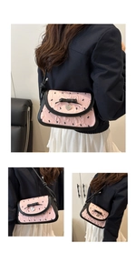 Détail du sac gaufré rose avec nœud en cuir noir et pendentif cœur en argent poli