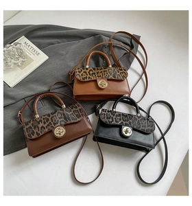 Détail des sacs à bandoulière en cuir kaki et marron avec rabat à imprimé léopard chic