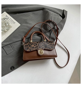 Détail du sac en cuir marron avec rabat léopard et fermoir rotatif en métal doré