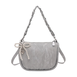 Sac bandoulière gris texture marbre avec nœud en perles et bandoulière chaîne