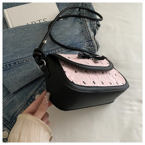 Détails du sac à bandoulière en tissu plissé rose avec nœuds et bordures en cuir noir