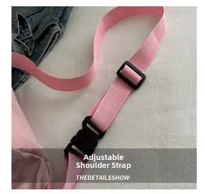 Detail van verstelbare roze nylon schouderband met duurzame zwarte kunststof gesp