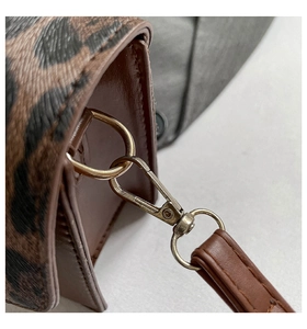 Détail du sac léopard montrant les finitions dorées rétro et les coutures soignées