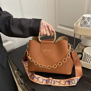 Borsa marrone in pelle PU con manico dorato a U e ampia tracolla in tessuto stampato