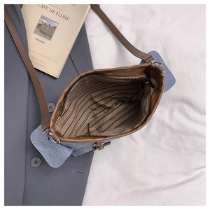 Vista dall'alto della borsa tote in denim grigio con interno a righe e cerniera