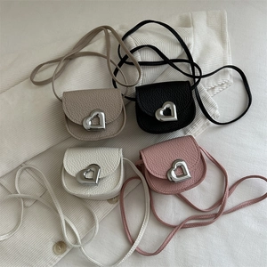 Petits sacs bandoulière carrés avec boucle cœur en beige noir blanc et rose