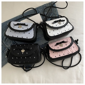 Détail de mini sacs bandoulière plissés avec nœuds décoratifs en quatre coloris