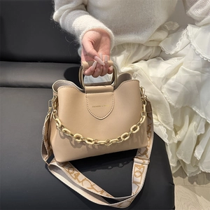 Borsa a mano beige in ecopelle con manico in metallo e tracolla larga a fantasia