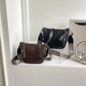 Retro einfarbige Unterarmtaschen in Schwarz und Braun mit Jacquardgurten und Goldbeschlägen