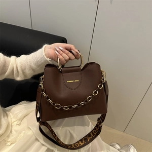 Borsa a tracolla marrone scuro in ecopelle con manico in metallo dorato e spallina