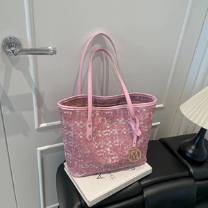 Sac Fourre-tout en Cuir PU Grande Capacité pour Femmes Mode Motif Damier Sac à Épaule Avec Pendentif Lettre M en Métal
