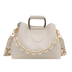 Borsa a mano beige minimalista con manico dorato e catena decorativa in acrilico