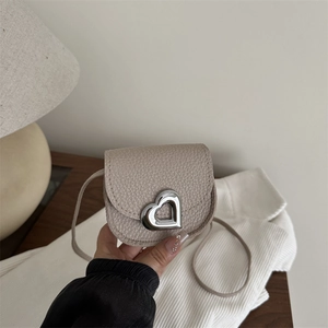 Beige Mini-Umhängetasche aus Litschi-Leder mit herzförmiger Metallschnalle in Silber