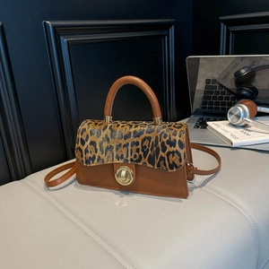 Sac bandoulière rétro en cuir marron avec rabat léopard et serrure en métal doré