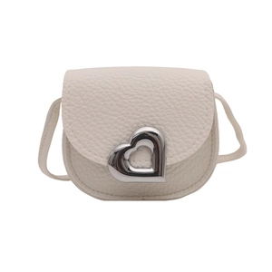 Petit sac bandoulière en cuir grainé blanc cassé avec fermoir cœur en métal argenté