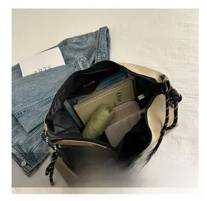 Geräumige khakifarbene Canvas-Tasche mit viel Platz für Regenschirm, Bücher und Geldbörse