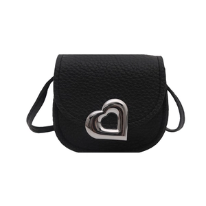 Sacoche selle rétro noire en cuir grainé avec boucle en forme de cœur argenté chic