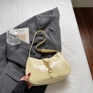 Sac sous le bras chic en cuir verni jaune crème avec boucle mors en métal doré
