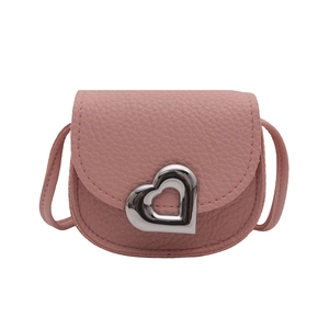 Sac bandoulière rose en forme de cœur pour fille avec texture litchi et boucle argent