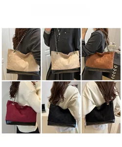 Détails de sacs fourre-tout matelassés en cinq couleurs avec textures mates vintage