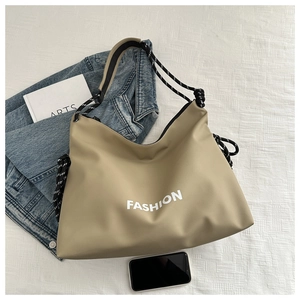 Détail du grand sac cabas kaki avec inscription FASHION et bandoulières en corde