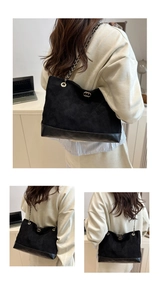 Détail d'un sac cabas noir matelassé avec bandoulière chaîne et boucles dorées