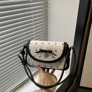 Élégant sac bandoulière blanc plissé avec nœud noir et pendentif cœur pour femme