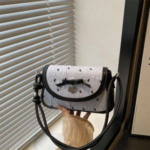 Sac à bandoulière blanc avec nœud noir, pendentif cœur et bandoulière réglable