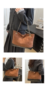 Détails du sac cabas en daim marron avec base en cuir matelassé et chaîne dorée