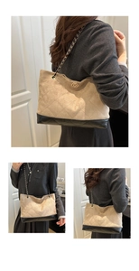 Détails du sac cabas beige matelassé avec bandoulière chaîne dorée et finitions chic
