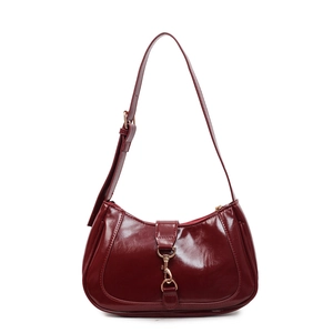 Sac à épaule minimaliste en cuir brillant rouge foncé avec d'élégantes finitions dorées