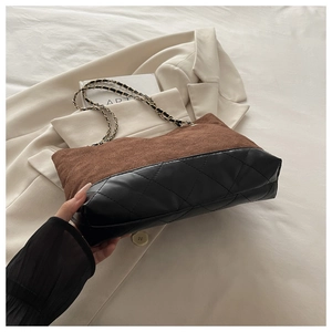 Détail du sac cabas matelassé avec contraste daim marron et bandoulière en chaîne dorée
