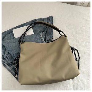 Détail du sac fourre-tout kaki avec poignée en corde et bandoulière rembourrée